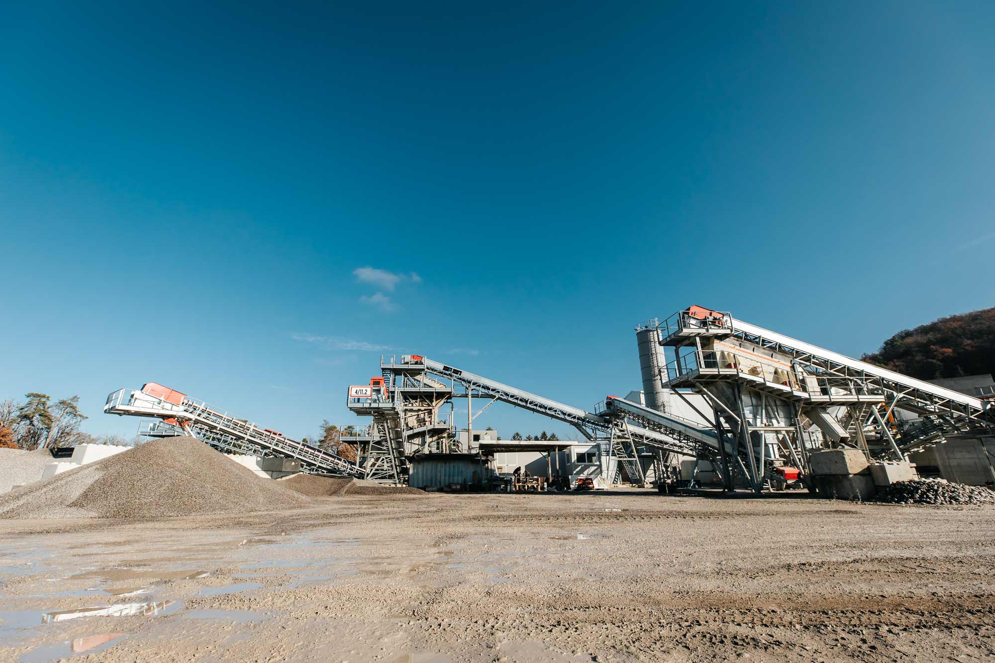 Concassage de gravier par installation industrielle à Thonon-les-Bains
