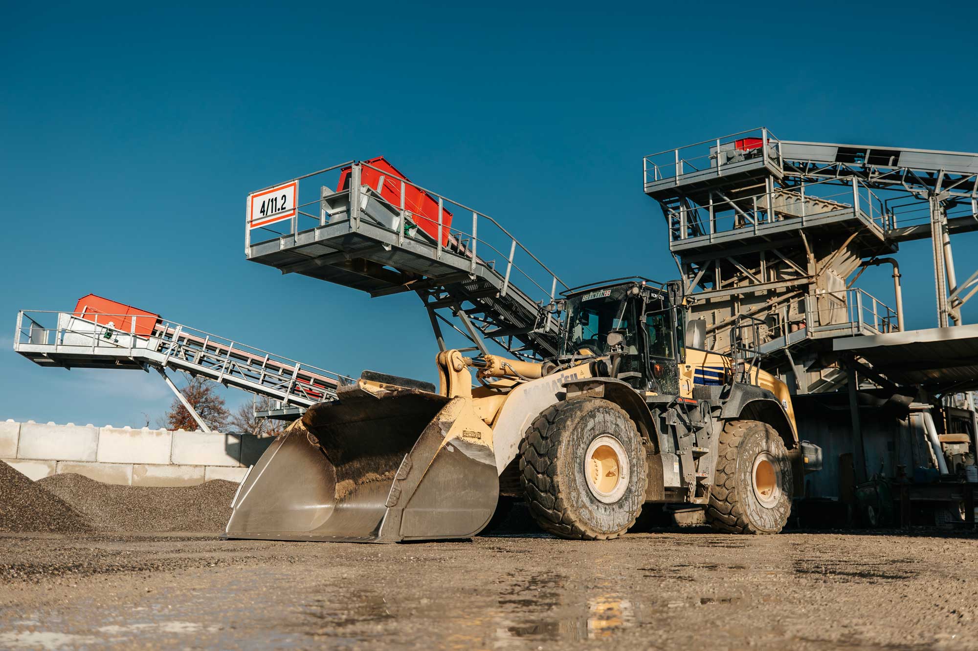 Chariot de chantier en action sur site d'agrégats à Thonon-les-Bains