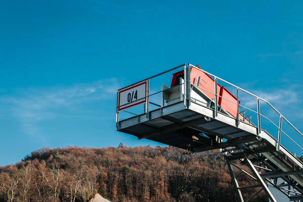 Opérateur sur plateforme de concassage à Thonon-les-Bains