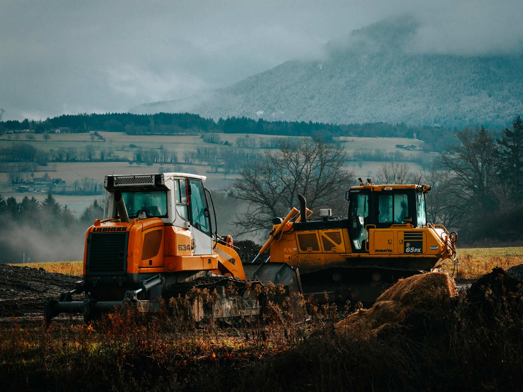 Démolition de bâtiment avec bulldozers à Thonon-les-Bains